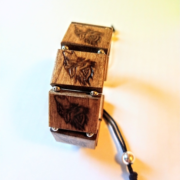 Howling wolf engraved tile slip cord bracelet - Picture 2 of 4